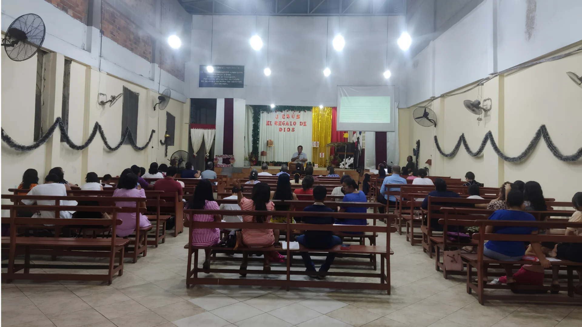 Congregación de IEUP El Sembrador reunida en el templo